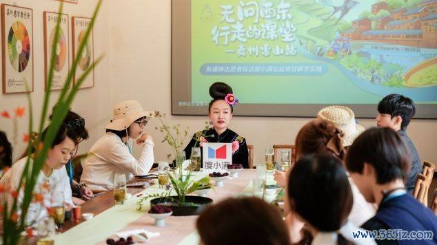 图为小满助力计较用户余鲜为新媒体志愿者现场共享